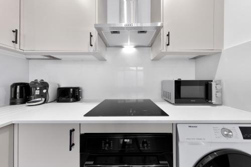 3 Beds Sleeps 4 Modern Family Flat Stylish | Wifi - image 12