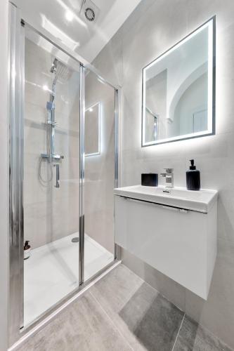 3 Beds Sleeps 4 Modern Family Flat Stylish | Wifi - image 10