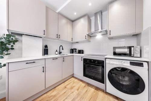 3 Beds Sleeps 4 Modern Family Flat Stylish | Wifi - image 13