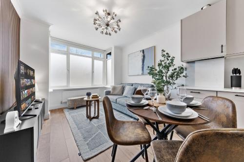 3 Beds Sleeps 4 Modern Family Flat Stylish | Wifi - image 9