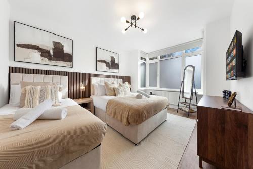 3 Beds Sleeps 4 Modern Family Flat Stylish | Wifi - image 8