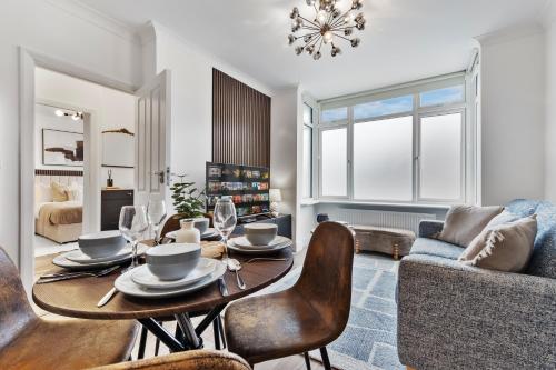 3 Beds Sleeps 4 Modern Family Flat Stylish | Wifi - image 7