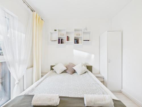 SuperApart Augustówka 73 1BR Home with Balcony & Pet-Friendly, Varsovia