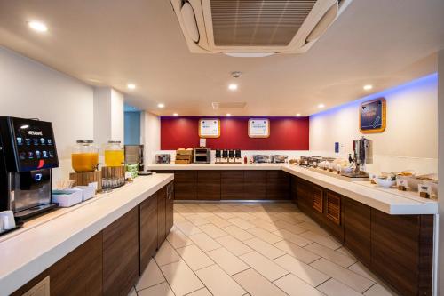 Food and beverages, Holiday Inn Express - Glasgow Airport By IHG in Glasgow Int'l Airport