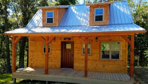 . Rustic Family-Friendly Accommodation with Jacuzzi near Huntington, West Virginia