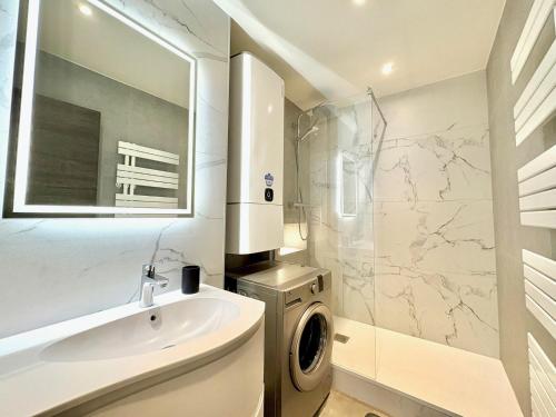 Bathroom, Appartement 3 chambres avec terrasse et Parking a Frejus near Groupe Épiscopal
