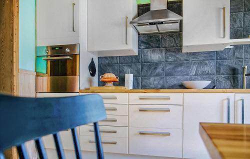 厨房, Amazing Home In Bjärtrå With Sauna (Amazing Home In Bjartra With Sauna) in 克拉姆福斯
