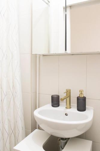 Superb quiet and comfortable studio apartment - image 13