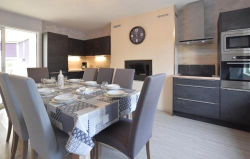 кухня, Maison Cosy Proche Mer in Lessay