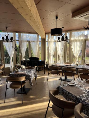 Étterem, Hôtel Les Quatre Saisons (Hotel Les Quatre Saisons) in Dullin