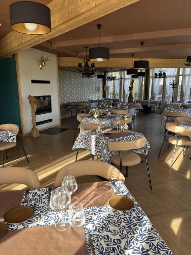 Étterem, Hôtel Les Quatre Saisons (Hotel Les Quatre Saisons) in Dullin