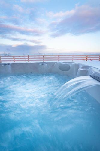 Karstais baseins, Phil Good 1219, River Views, Hot Tub & Scenic Path in Petite-Riviere-Saint-Francois (QC)