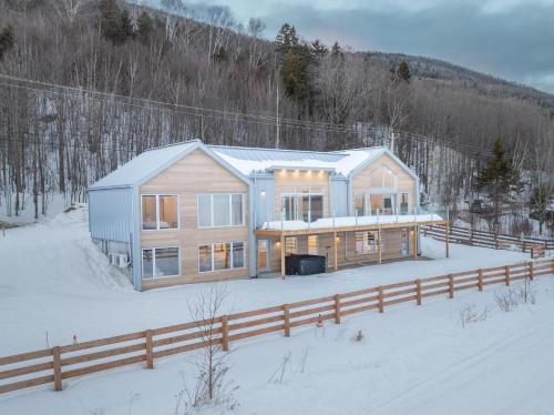 Phil Good 1219, River Views, Hot Tub & Scenic Path in Petite-Riviere-Saint-Francois (QC)