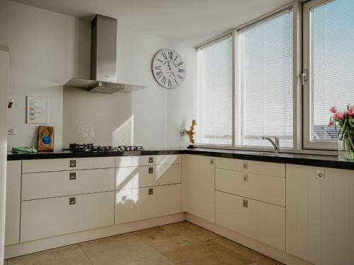 Apartment De Zeeparel by Interhome in Doctor Wiardi Beckmanlaan