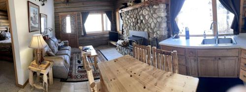 Relaxing Glamping Vacation: Fantastic Log Cabin with a Hot Tub in Darby, MT in Darby (MT)