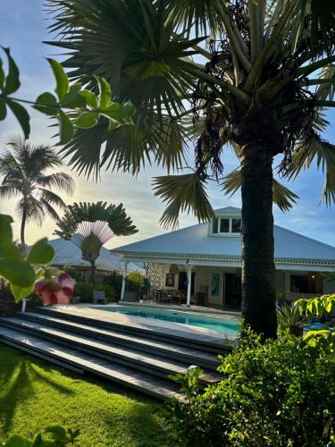 Villa Ti Moudong Le Bibalow Bord de Mer Piscine – khách sạn tại Baie Mahault
