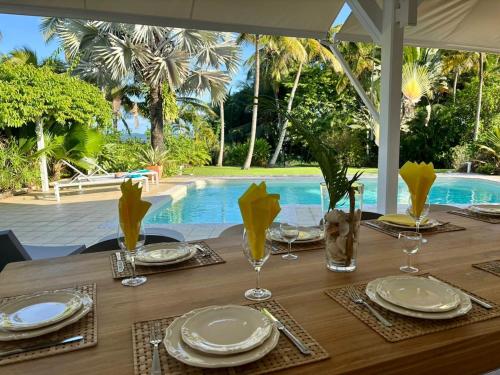 Villa Ti Moudong Le Bibalow Bord de Mer Piscine in Baie-Mahault