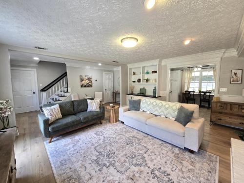 Spacious 5 BR Retreat 2 Living Rooms Huge Yard