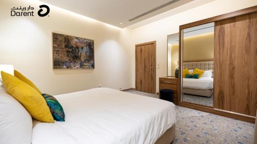 1 king bed, 1 sofa bed