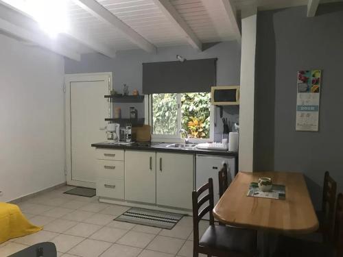 Studio cosy avec vue sur le jardin in 聖玫瑰