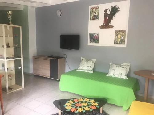 Studio cosy avec vue sur le jardin in 聖玫瑰