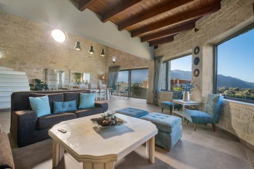 Petra Luxury Villa in Tilisos