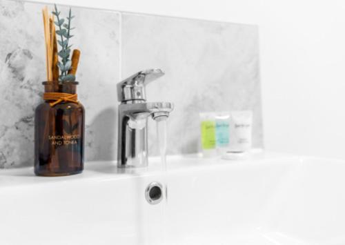 Badkamer, Two Bed Apartment - Parking - Sleeps 3 - Cradley Heath 57C in Quarry Bank