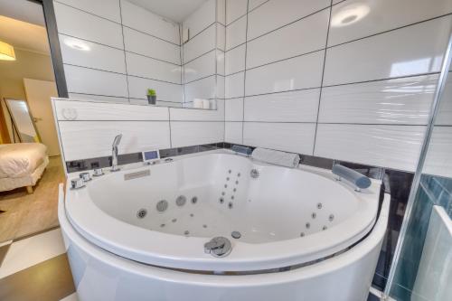 Suite & Spa - Jacuzzi - Sauna in Wilson