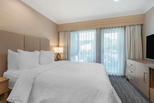 Best Western Plus Kelowna Hotel & Suites Room Type - King Room with Sofa Bed - Non-Smoking