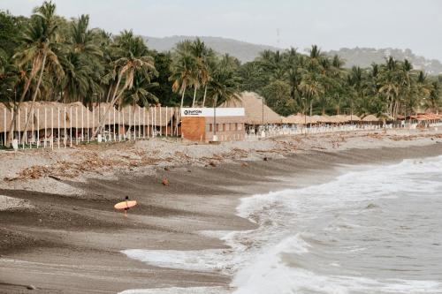 Surfside El Tunco in 拉利伯塔德