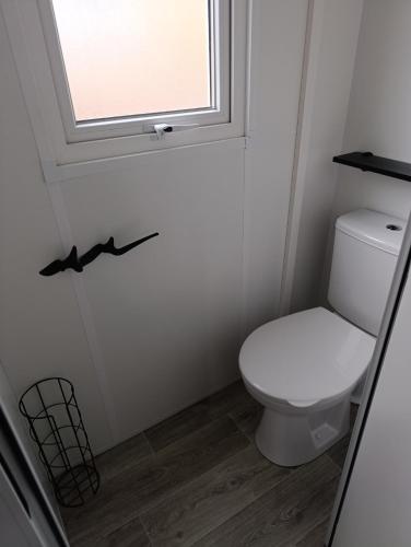 Fürdőszoba, Mobil-home neuf sous les pins, à proximité des infrastructures (Mobil-home neuf sous les pins, a proximite des infrastructures) in St Julien En Born