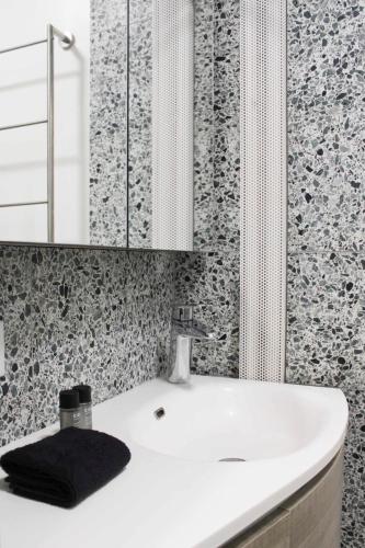 Stay in 2 at the heart of Paris near the Pantheon - image 2