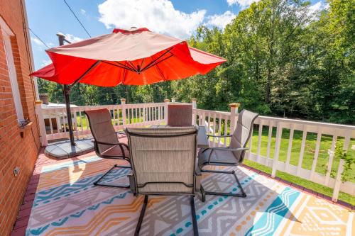 Erkély/terasz, Martinsville Gem - Fireplace, Pets, Near the Park in Martinsville