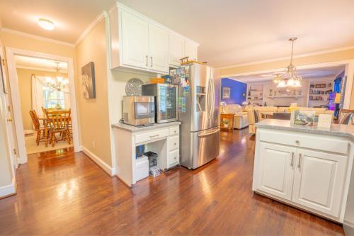 Konyha, Martinsville Gem - Fireplace, Pets, Near the Park in Martinsville