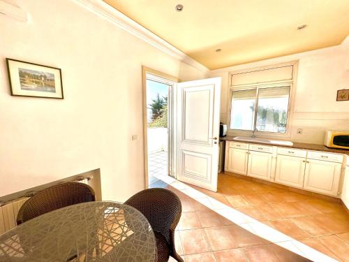 Iekārtas, Safran II Appartement très central avec Terrasse à la Marsa (Safran II Appartement tres central avec Terrasse a la Marsa) in Carthage