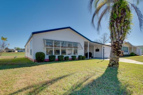 Lady Lake House with Lanai and Community Pool! in เลดี้ เลค (FL)