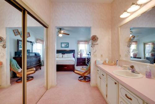 Lady Lake House with Lanai and Community Pool! in เลดี้ เลค (FL)