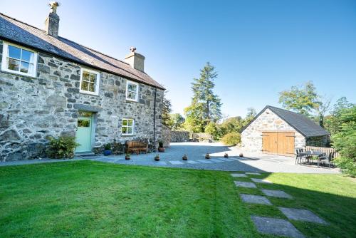Zunanjost, Bwthyn-Bryn-Hir in Gell Farm