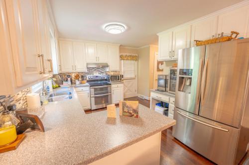 Konyha, Martinsville Gem - Fireplace, Pets, Near the Park in Martinsville