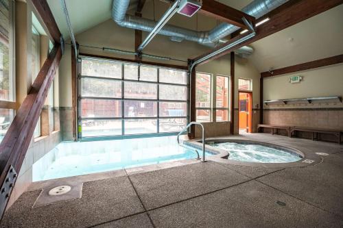 Winterpoint Sapphire Townhome: Recently Remodeled, Close to Everything in Four O'Clock
