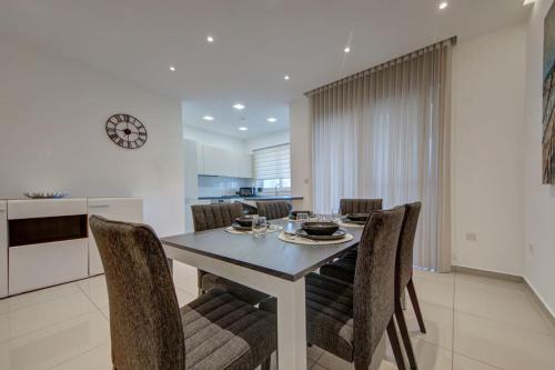 St Julians 3BR Apt Sleeps 6 Central and Stylish - image 4