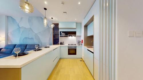 Kitchen, Locations l Sophisticated 1 Bed l Private Beach l Pool Gym near Bungalo34