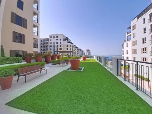 Facilities, Locations l Sophisticated 1 Bed l Private Beach l Pool Gym near Bungalo34