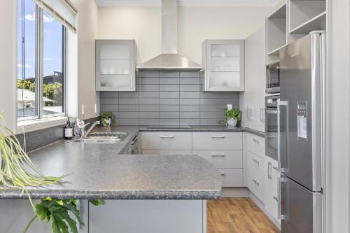 keuken, Mere Magic with Water Views near town and lake front in Other