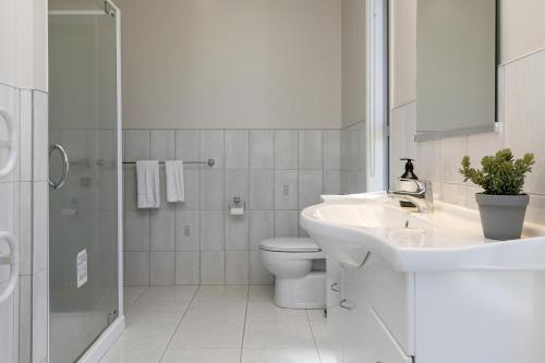 Badkamer, Mere Magic with Water Views near town and lake front in Other