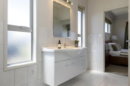 Badkamer, Mere Magic with Water Views near town and lake front in Other