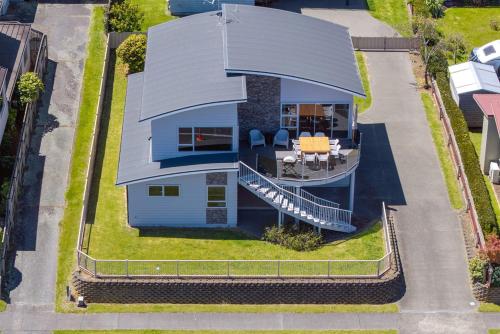 Buitenkant, Mere Magic with Water Views near town and lake front in Other