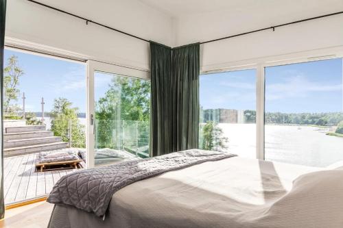 Skats, Archipelago Villa With Private Padel court & dock in Ingaro