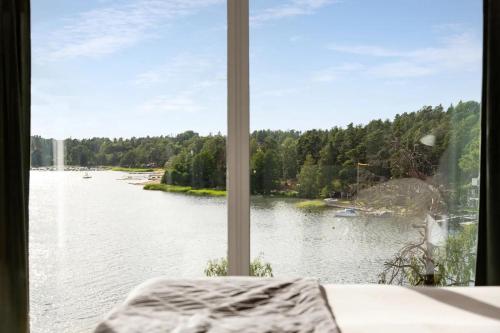 Skats, Archipelago Villa With Private Padel court & dock in Ingaro