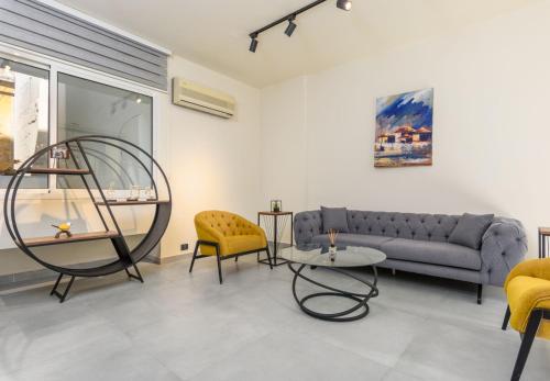 Curl 2-Bedroom Apartment in Gemmayzeh - image 9